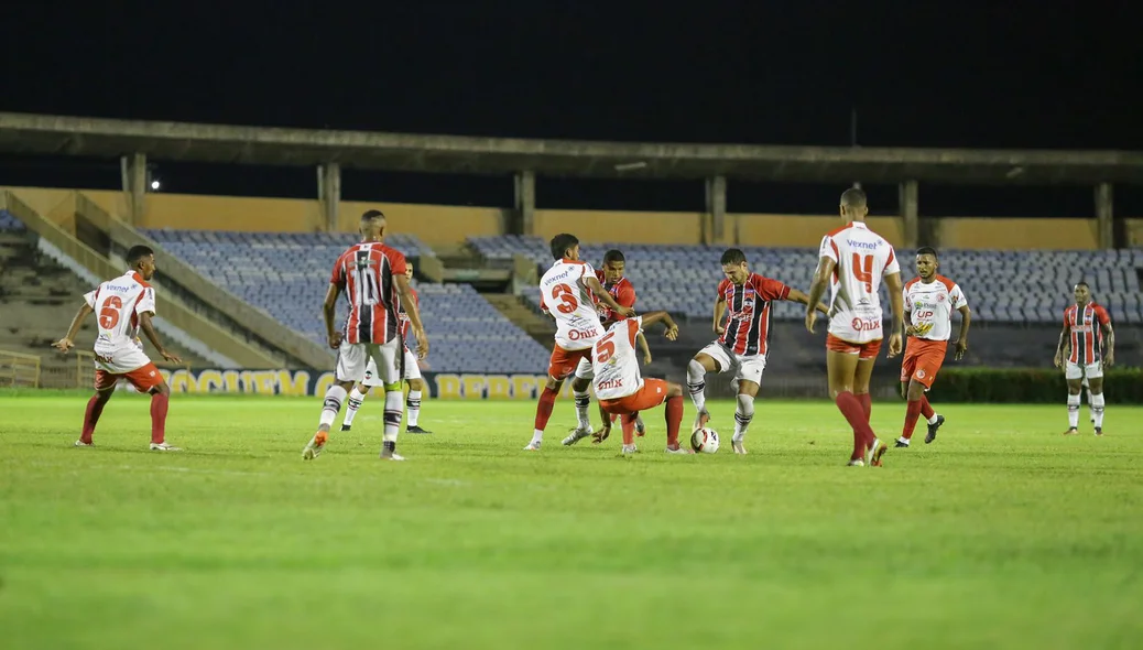 Disputa de bola entre jogadores do River e 4 de Julho