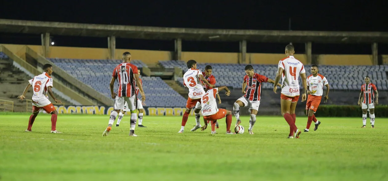 Disputa de bola entre jogadores do River e 4 de Julho