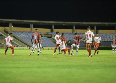Disputa de bola entre jogadores do River e 4 de Julho