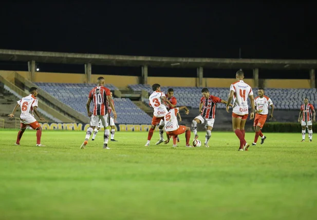 Disputa de bola entre jogadores do River e 4 de Julho