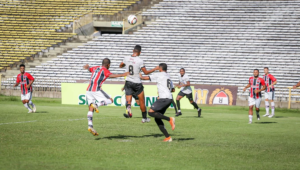 Disputa de bola entre Ninho e Mateusinho