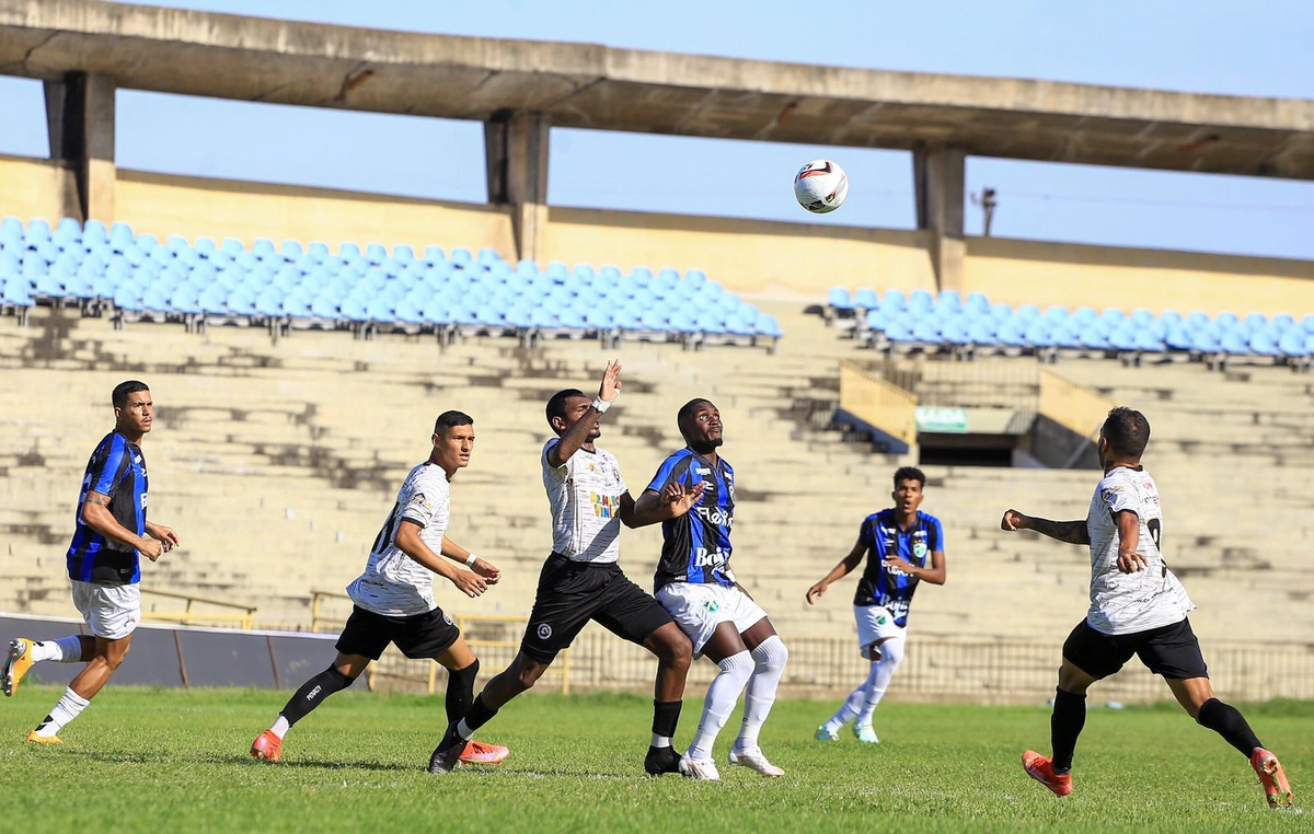 Disputa de bola entre os jogadores do Altos e Corisabbá