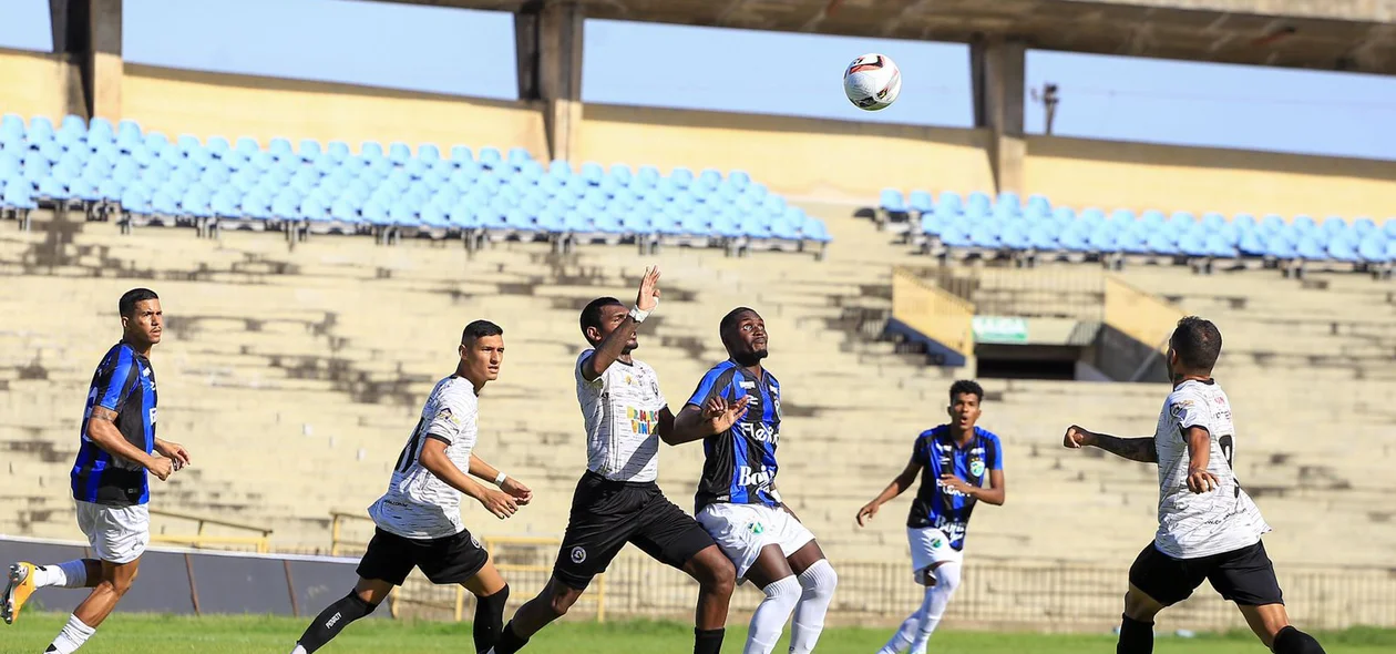 Disputa de bola entre os jogadores do Altos e Corisabbá