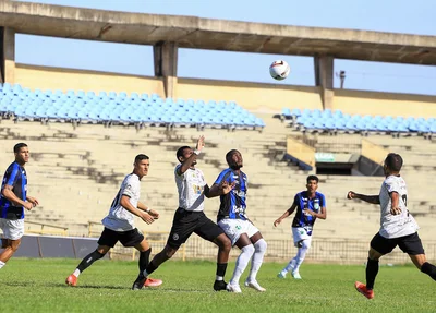 Disputa de bola entre os jogadores do Altos e Corisabbá