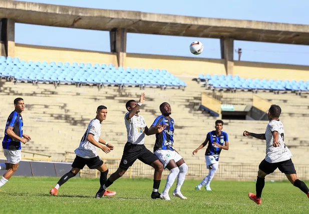 Disputa de bola entre os jogadores do Altos e Corisabbá