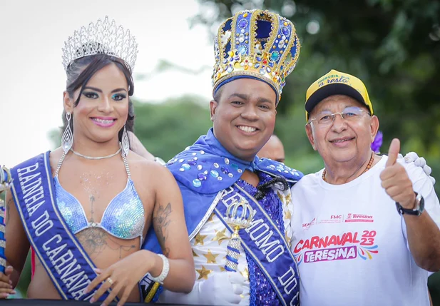 Dr. Pessoa com Rei Momo e Rainha do Carnaval no Corso de Teresina