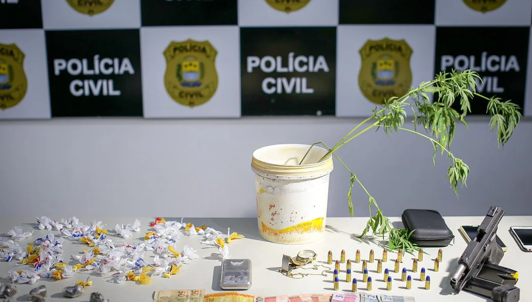 Drogas e dinheiro apreendidos