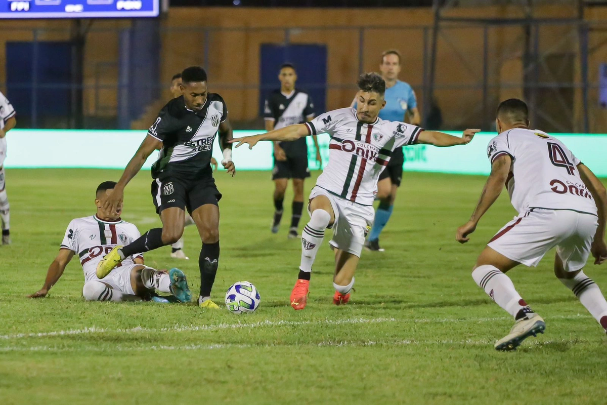 Duelo de bola entre Lucão e Jeh