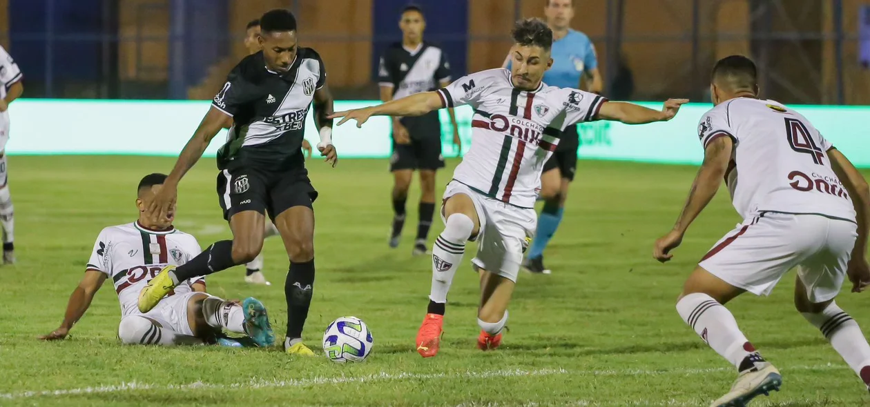 Duelo de bola entre Lucão e Jeh