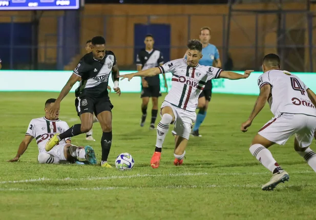 Duelo de bola entre Lucão e Jeh