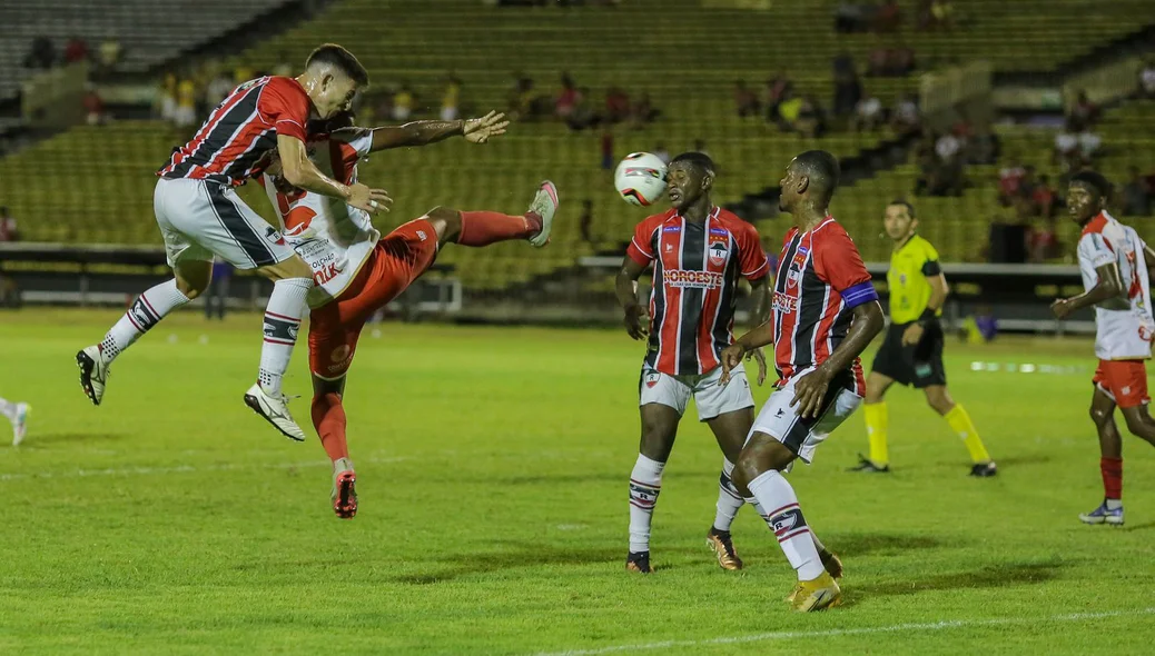 Edinaldo (4 de Julho) brigando pela bola dentro da área do River