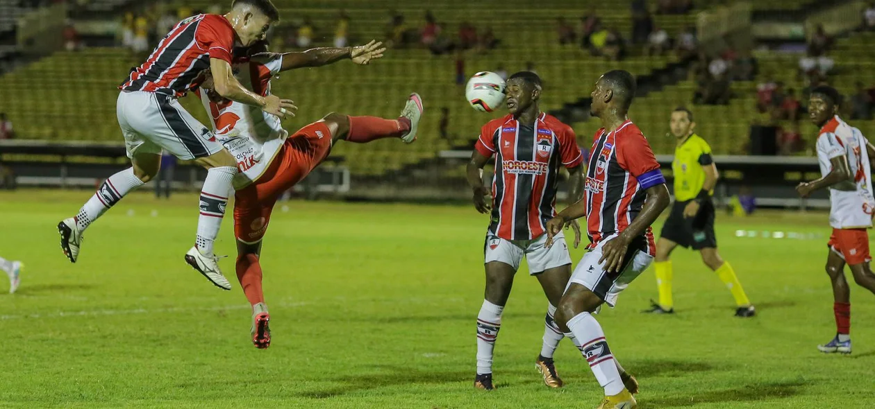 Edinaldo (4 de Julho) brigando pela bola dentro da área do River