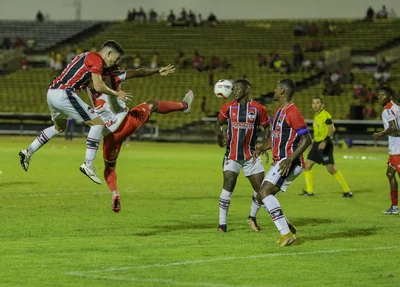 Edinaldo (4 de Julho) brigando pela bola dentro da área do River