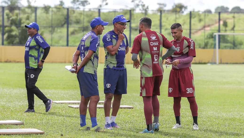 Eduardo conversando com atletas