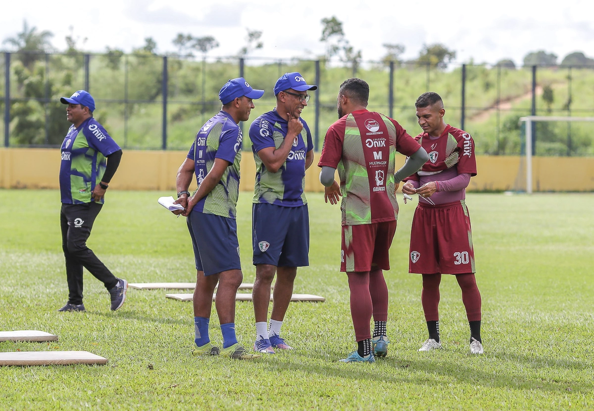 Eduardo conversando com atletas