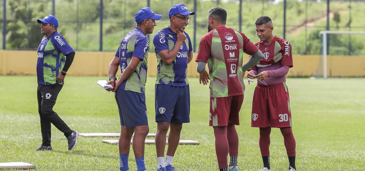 Eduardo conversando com atletas