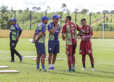 Eduardo conversando com atletas