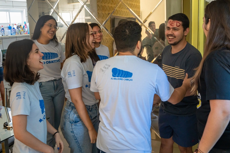 Em casa, Ryan acorda com a comemoração e abraços dos amigos