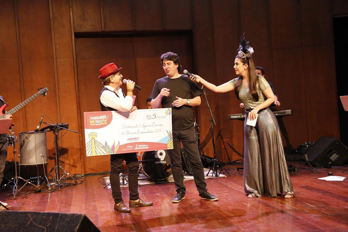 Ênio Portela entregando premiação do concurso de músicas carnavalescas