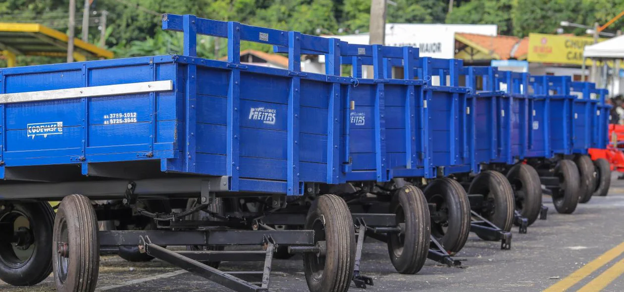 Equipamentos de agropecuária entregues pelo Secretário Fábio Abreu