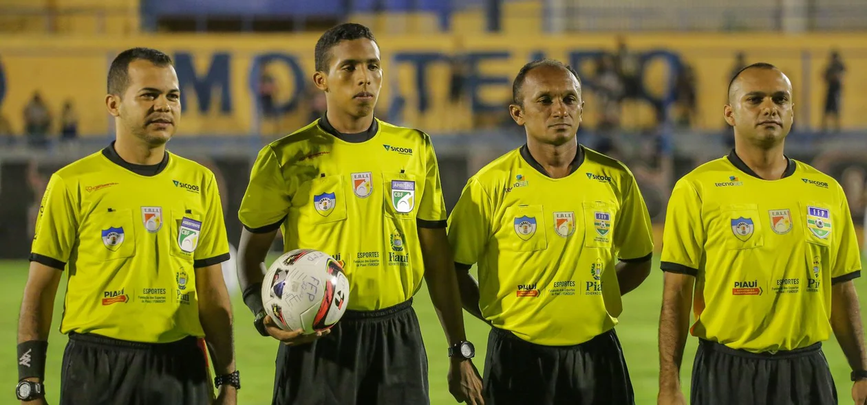 Equipe de arbitragem da partida entre Altos e River