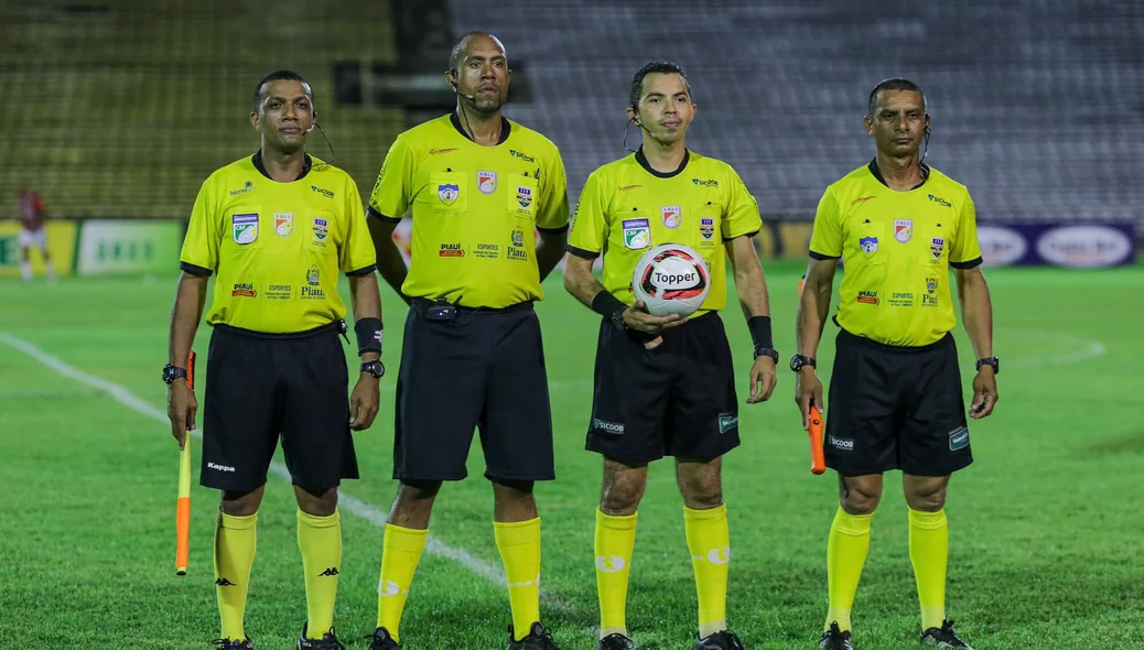 Equipe de arbitragem da partida entre River e 4 de Julho