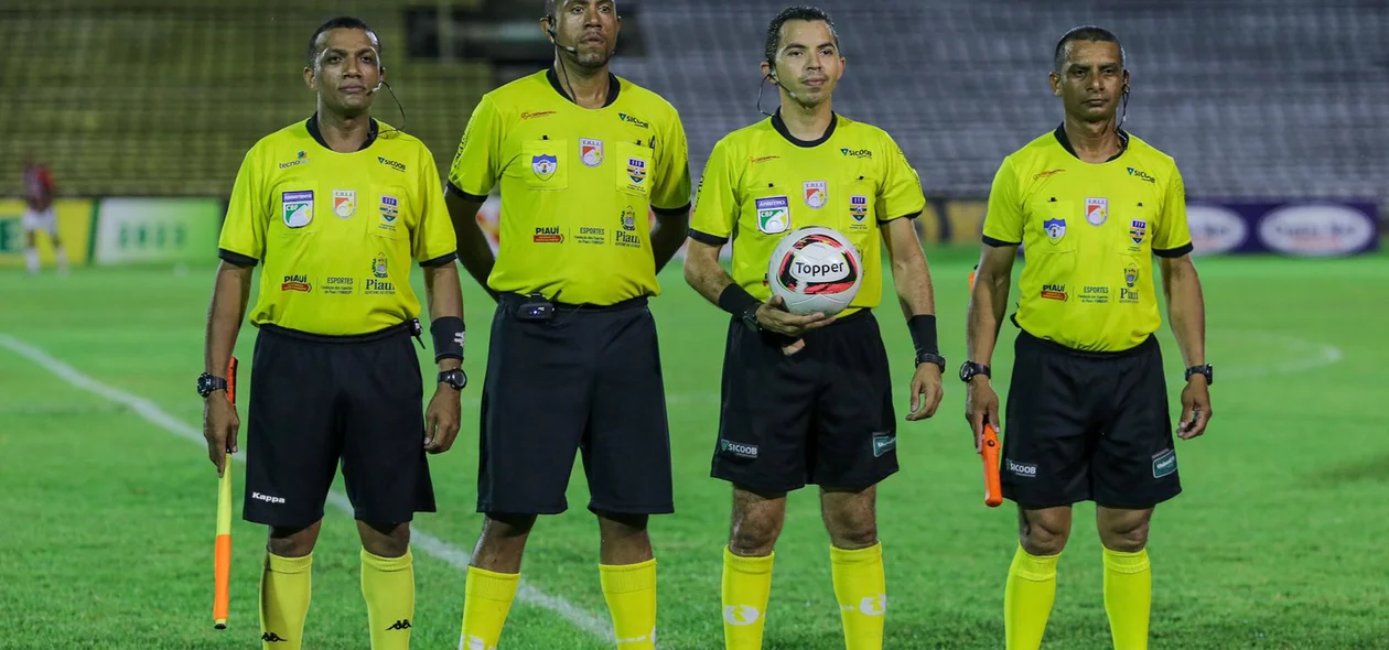 Equipe de arbitragem da partida entre River e 4 de Julho