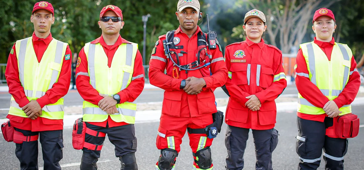 Equipe de bombeiros civis no Corso de Teresina 2023
