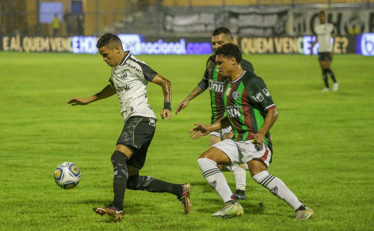 Erick (Ceará) na condução da bola e Nathan na marcação