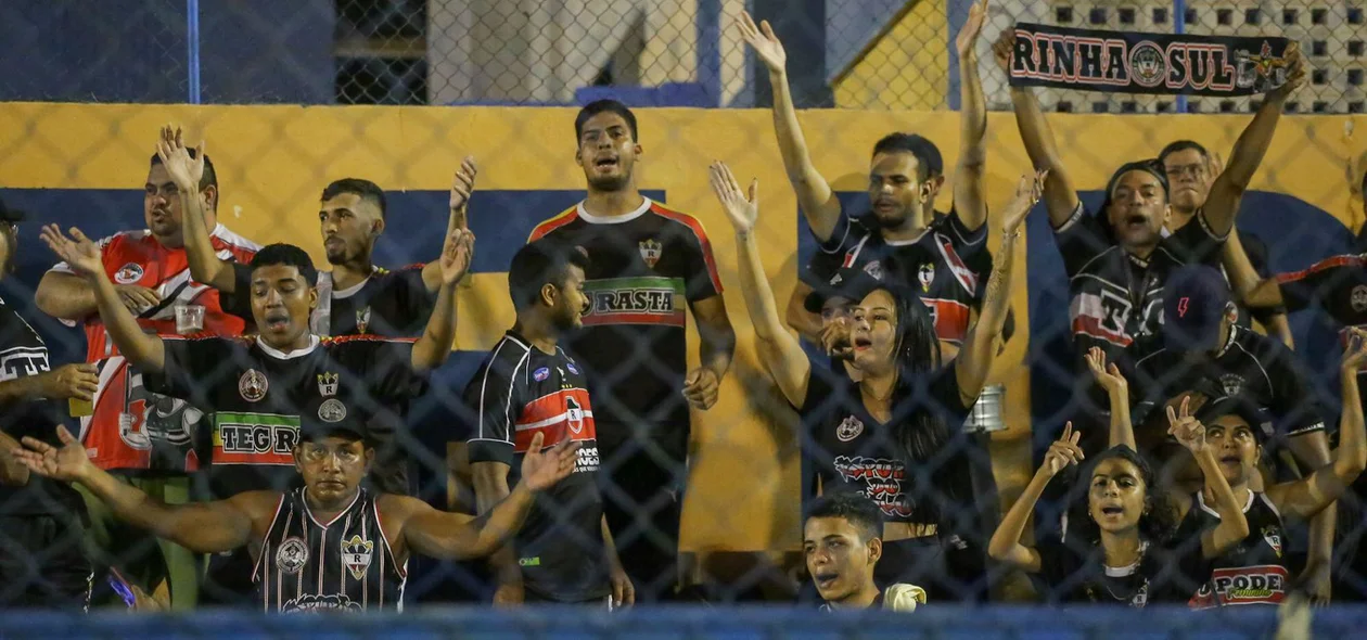 Esporão de Galo, torcida organizada do River