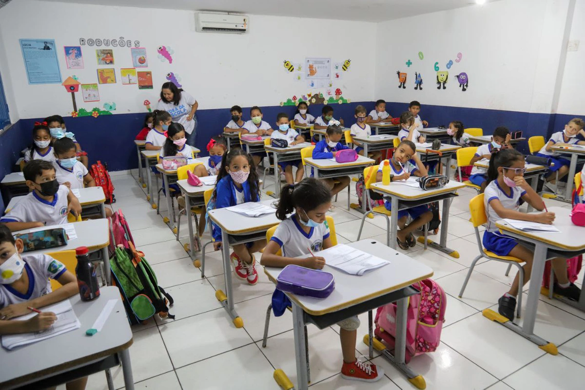 Estudantes participam de exame do Sistema de Avaliação da Educação de  Oeiras - GP1