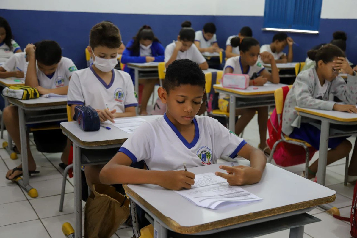 Estudantes realizando exame do Sistema de Avaliação da Educação Municipal