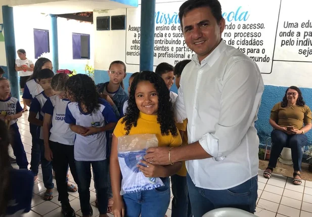 Estudantes recebem fardamento pelo Prefeito Hilton Gomes