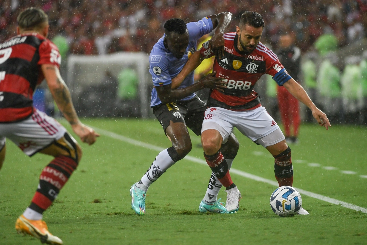 Everton Ribeiro tenta se livrar de marcação