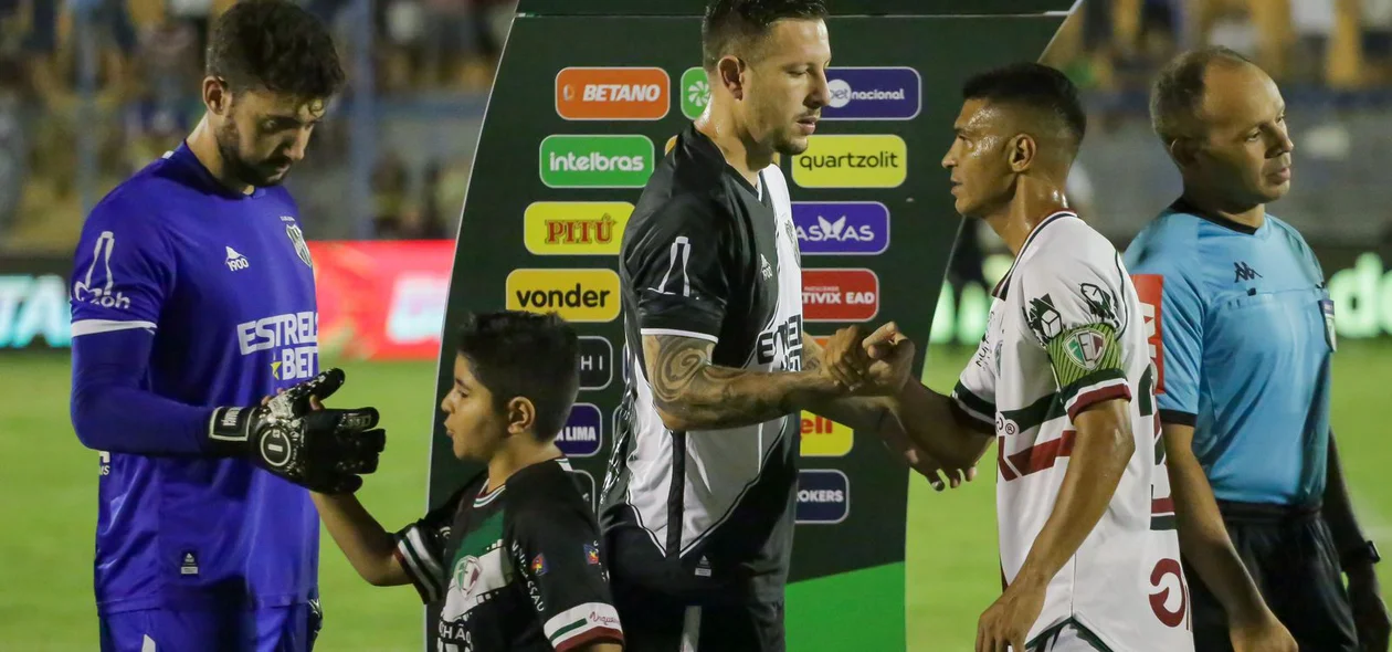 Fábio Sanches (Ponte Preta) comprimentando Pio (Fluminense-PI)