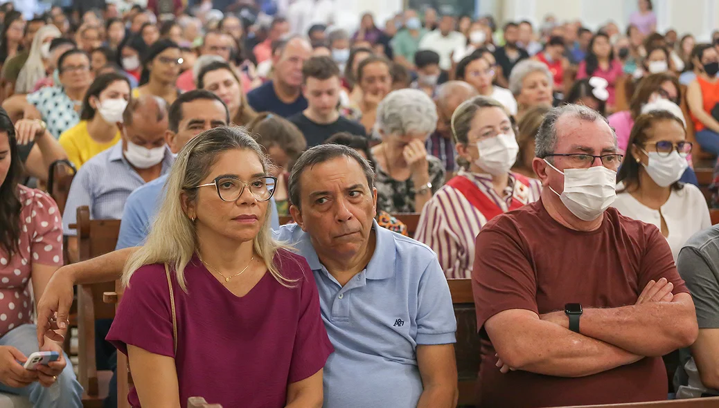 Fiéis durante a missa