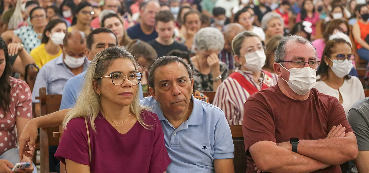Fiéis durante a missa