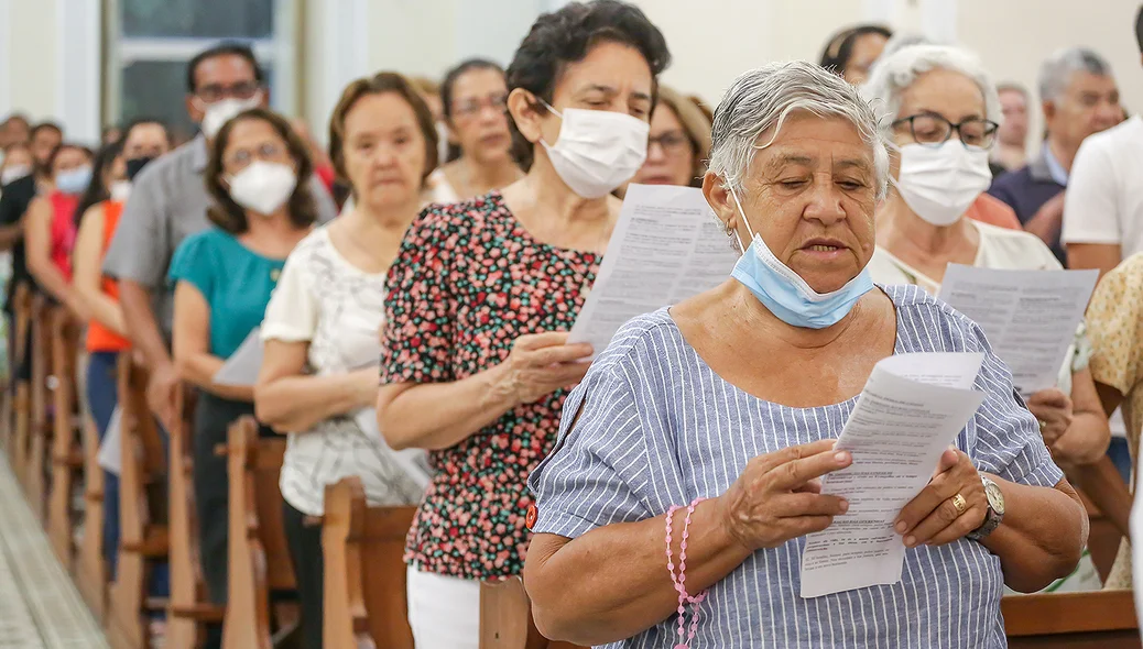 Fiéis na missa de quarta-feira