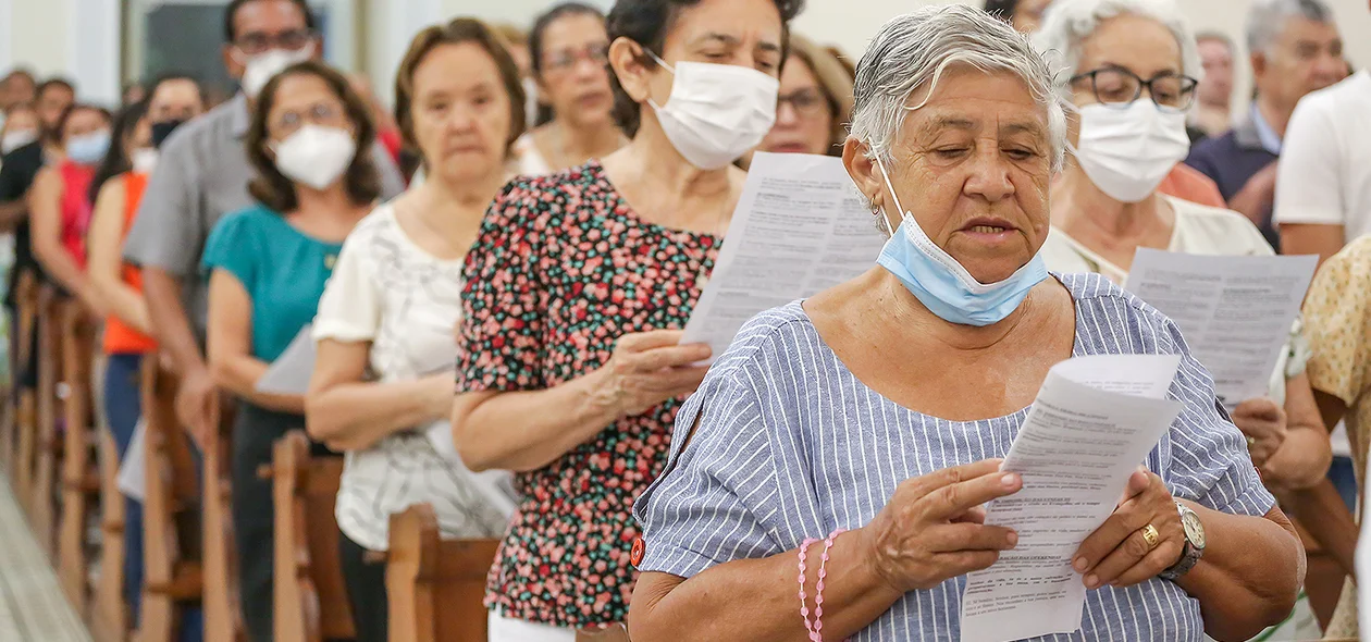 Fiéis na missa de quarta-feira