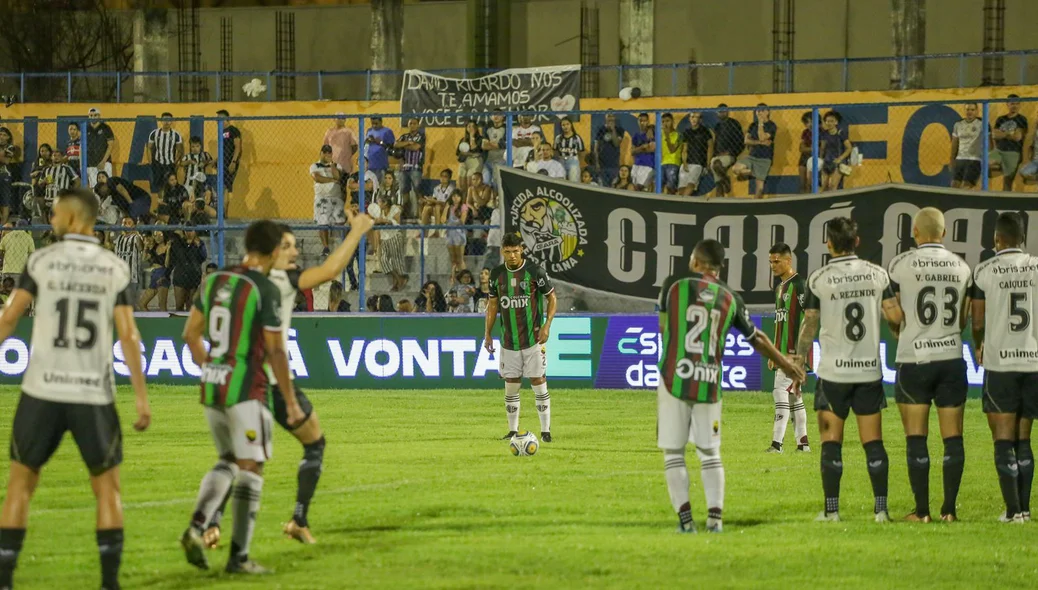 Fluminense-PI tentando jogada de bola parada