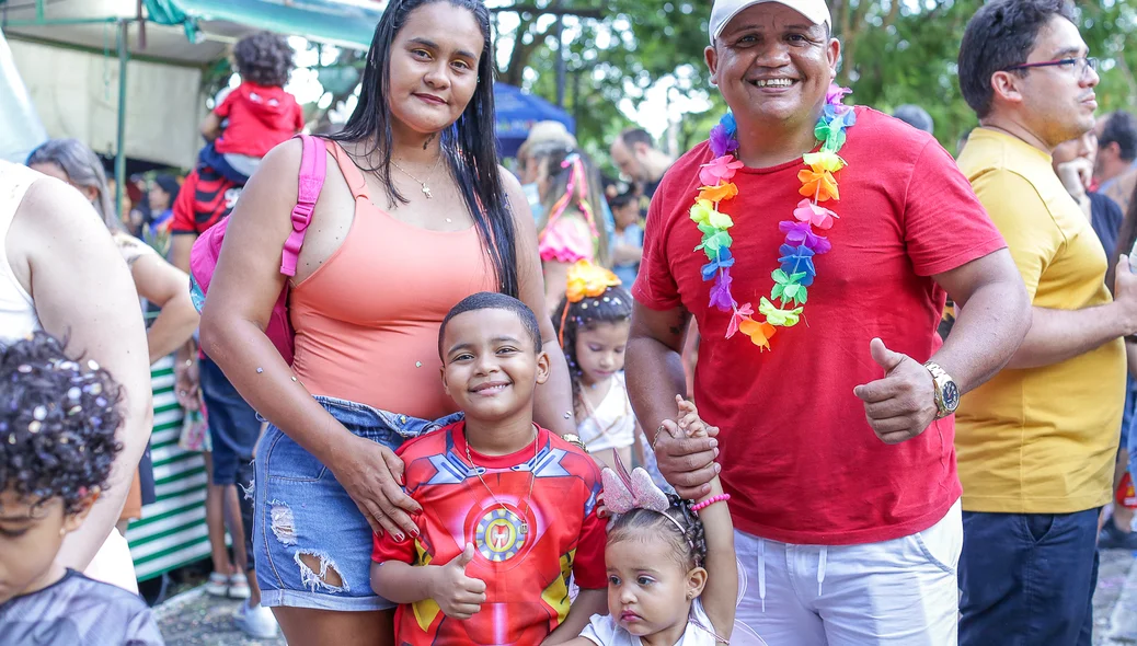 Foliões curtindo o  último dia de carnaval