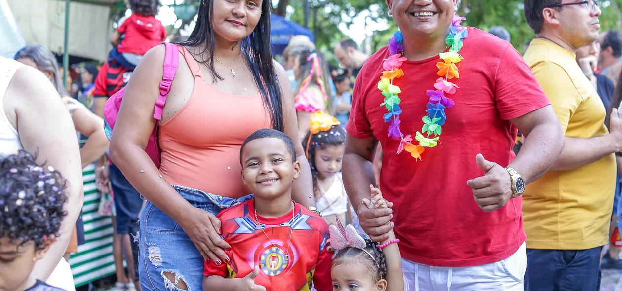 Foliões curtindo o  último dia de carnaval
