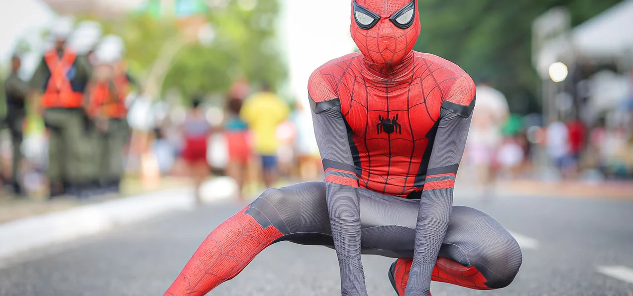 Fora dos quadrinhos, Homem-Aranha aparece no Corso de Teresina