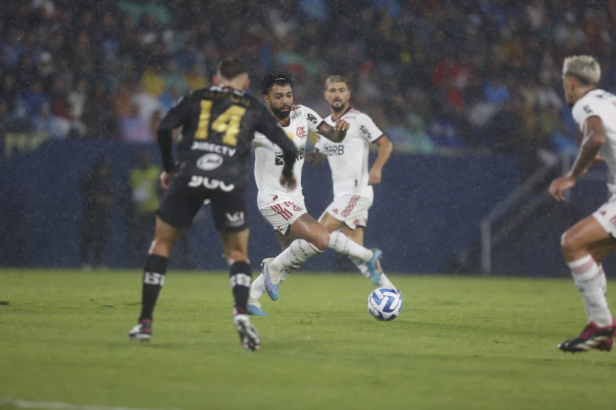 Gabigol tenta passar pela marcação do Independiente Del Valle