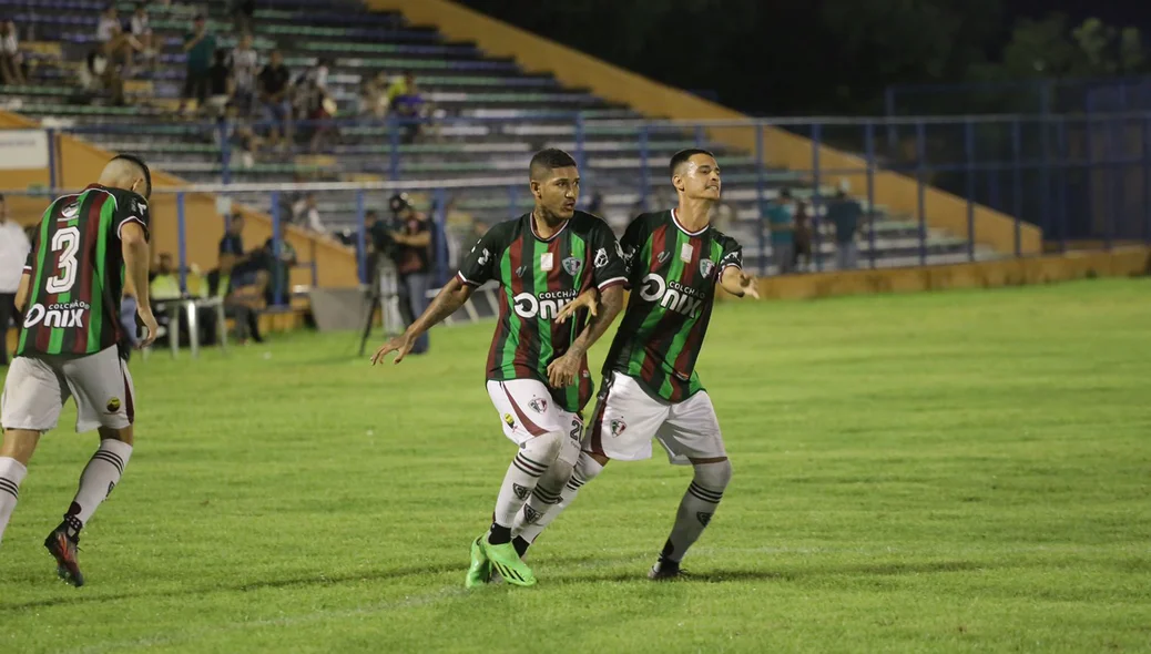 Gabriel Vieira e Carlinhos comemorando gol do Fluminense-PI