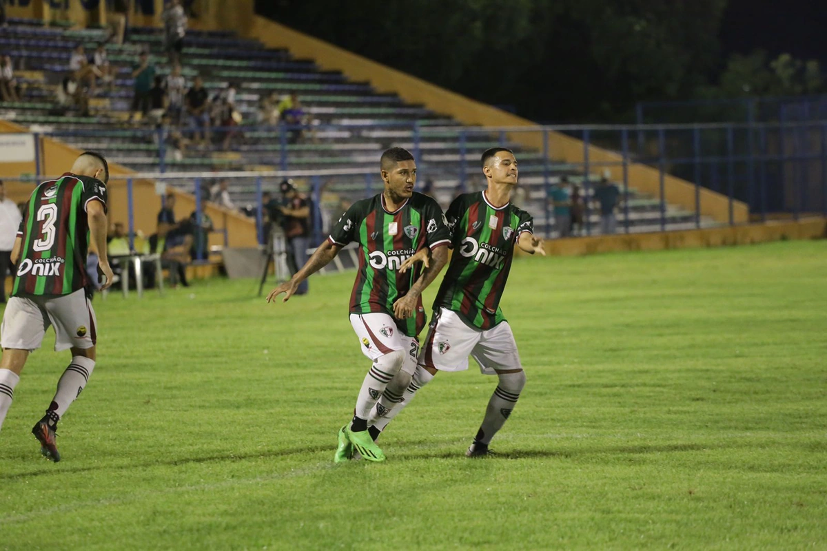 Gabriel Vieira e Carlinhos comemorando gol do Fluminense-PI