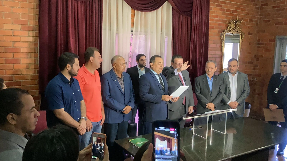 Gessivaldo Isaías sendo empossado na Alepi