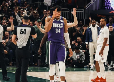 Giannis Antetokounmpo marca 54 pontos e leva equipe para vitória