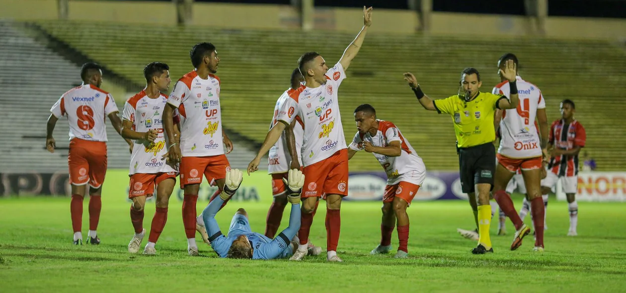Goleiro Jailson no chão e jogadores do 4 de Julho pedindo atendimento