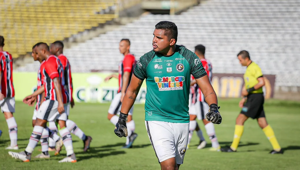 Goleiro Matheus reclamando com a defesa do Corisabbá